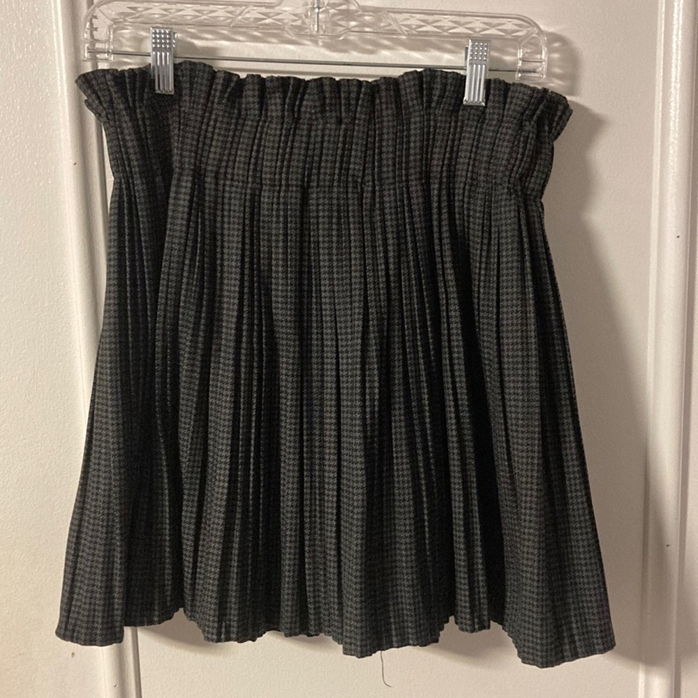 Grey hounds tooth, pleated miniskirt